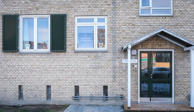 Indgangen til Tandhuset Valby på Folehaven